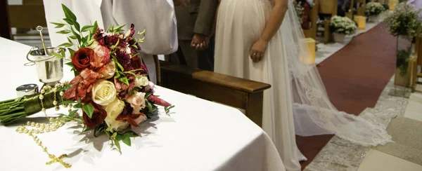 Buquê Flores Altar Durante Cerimônia Religiosa — Fotografia de Stock