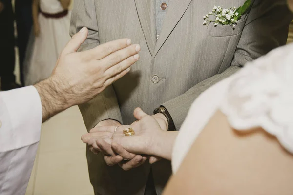 Intercambio Alianzas Por Los Novios Una Ceremonia Religiosa — Foto de Stock