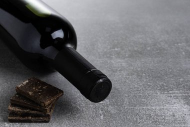 Beton arka planda şarap ve çikolata. Boşluğu Kopyala.