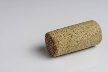 Şarap cork üzerinde beyaz izole.