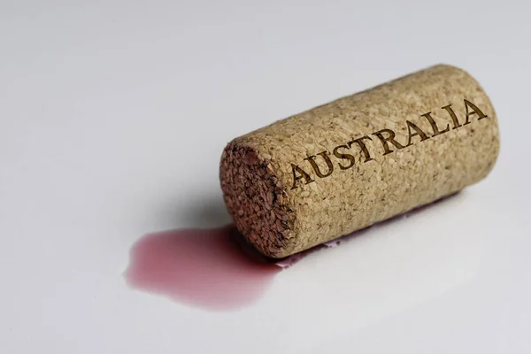 葡萄酒软木塞隔离在白色上 澳大利亚国名的记录 — 图库照片