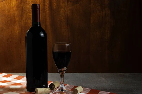 Garrafa Vinho Tinto Adega Para Degustação Fundo Madeira Vermelha Conceito — Fotografia de Stock