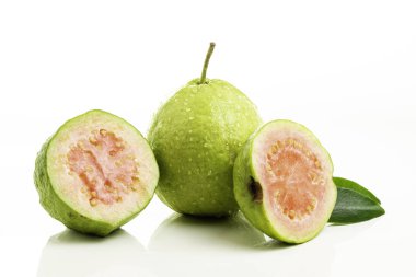 Beyaz arka planda kırmızı guava kesimi.