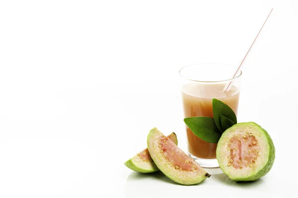 Guava Suyu Beyaz Arka Plan Üzerinde Soyulmuş Meyve — Stok fotoğraf