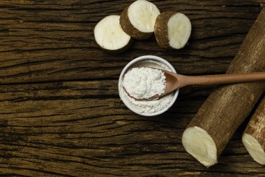 Ham Manyok. Manihot esculenta parçaları. Ahşap arka plan eski.