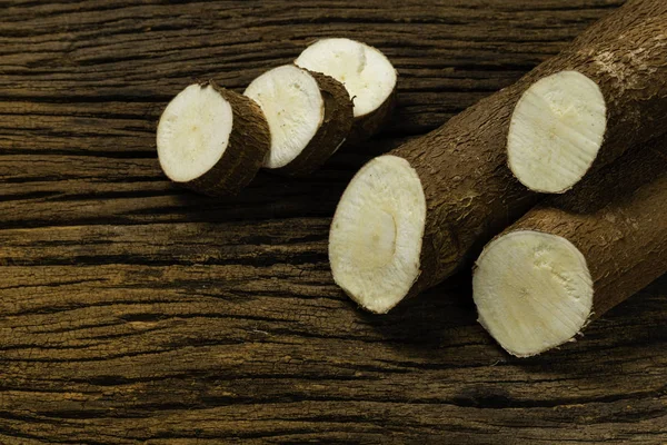 Cassava Crudo Pedazos Manihot Esculenta Fondo Madera Viejo — Foto de Stock