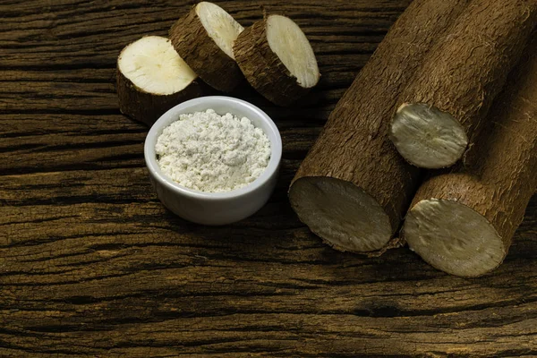 Cassava Crudo Pedazos Manihot Esculenta Fondo Madera Viejo — Foto de Stock