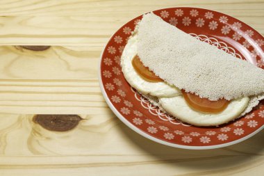 Casabe (bammy, beiju, bob, biju). Manyok gözleme (tapioca) caprese salatası ile (domates, mozzarella) plaka pinus ahşap arka plan üzerinde. Seçici odaklama.