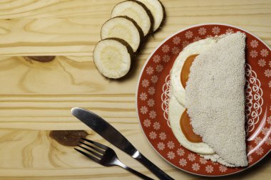 Casabe (bammy, beiju, bob, biju). Manyok gözleme (tapioca) caprese salatası ile (domates, mozzarella) plaka pinus ahşap arka plan üzerinde. Seçici odaklama.