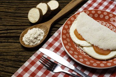 Casabe (bammy, beiju, bob, biju). Tabak eski ahşap arka plan üzerinde caprese salatası (domates, mozzarella) ile manyok (tapyoka) Gözleme. Seçici odaklama.