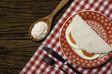 Casabe (bammy, beiju, bob, biju). Tabak eski ahşap arka plan üzerinde caprese salatası (domates, mozzarella) ile manyok (tapyoka) Gözleme. Seçici odaklama.