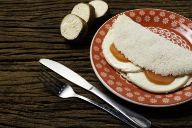 Casabe (bammy, beiju, bob, biju). Tabak eski ahşap arka plan üzerinde caprese salatası (domates, mozzarella) ile manyok (tapyoka) Gözleme. Seçici odaklama.