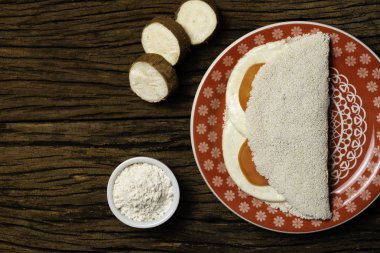 Casabe (bammy, beiju, bob, biju). Tabak eski ahşap arka plan üzerinde caprese salatası (domates, mozzarella) ile manyok (tapyoka) Gözleme. Seçici odaklama.