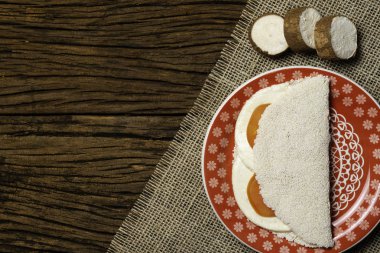 Casabe (bammy, beiju, bob, biju). Tabak eski ahşap arka plan üzerinde caprese salatası (domates, mozzarella) ile manyok (tapyoka) Gözleme. Seçici odaklama.