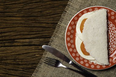 Casabe (bammy, beiju, bob, biju). Tabak eski ahşap arka plan üzerinde caprese salatası (domates, mozzarella) ile manyok (tapyoka) Gözleme. Seçici odaklama.