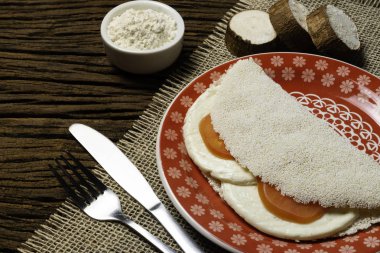 Casabe (bammy, beiju, bob, biju). Tabak eski ahşap arka plan üzerinde caprese salatası (domates, mozzarella) ile manyok (tapyoka) Gözleme. Seçici odaklama.