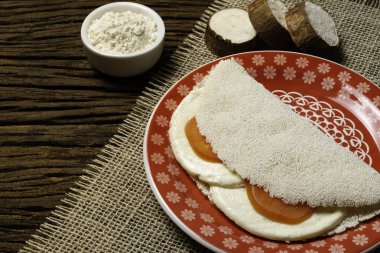 Casabe (bammy, beiju, bob, biju). Tabak eski ahşap arka plan üzerinde caprese salatası (domates, mozzarella) ile manyok (tapyoka) Gözleme. Seçici odaklama.