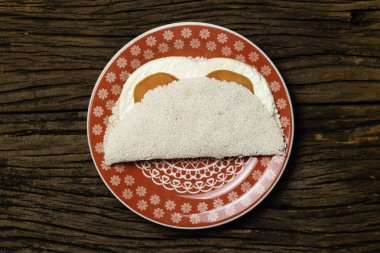 Casabe (bammy, beiju, bob, biju). Tabak eski ahşap arka plan üzerinde caprese salatası (domates, mozzarella) ile manyok (tapyoka) Gözleme. Seçici odaklama.