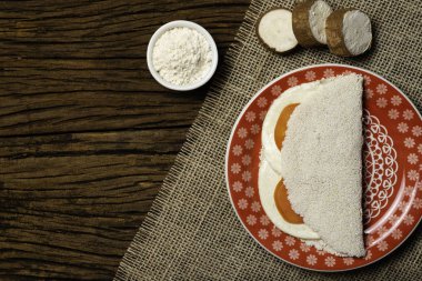 Casabe (bammy, beiju, bob, biju). Tabak eski ahşap arka plan üzerinde caprese salatası (domates, mozzarella) ile manyok (tapyoka) Gözleme. Seçici odaklama.