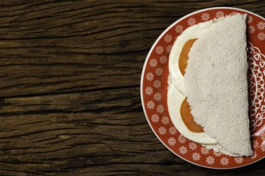 Casabe (bammy, beiju, bob, biju). Tabak eski ahşap arka plan üzerinde caprese salatası (domates, mozzarella) ile manyok (tapyoka) Gözleme. Seçici odaklama.