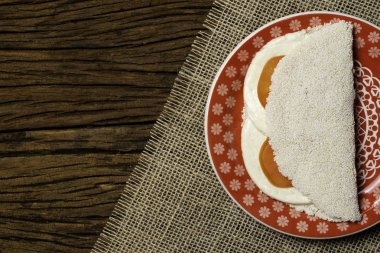 Casabe (bammy, beiju, bob, biju). Tabak eski ahşap arka plan üzerinde caprese salatası (domates, mozzarella) ile manyok (tapyoka) Gözleme. Seçici odaklama.