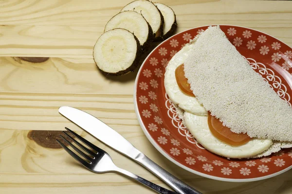 Casabe (bammy, beiju, bob, biju). Manyok gözleme (tapioca) caprese salatası ile (domates, mozzarella) plaka pinus ahşap arka plan üzerinde. Seçici odaklama.
