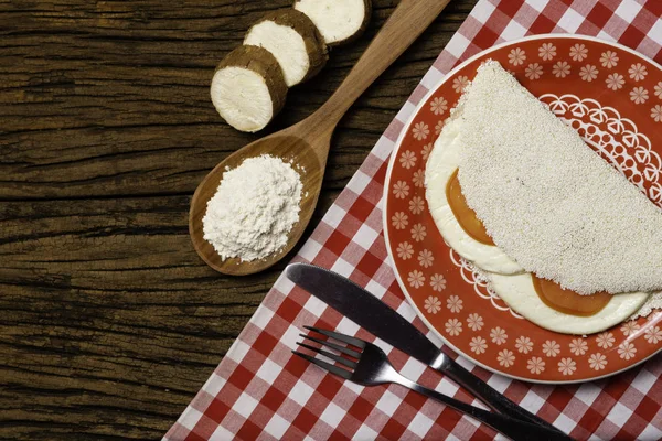Casabe (bammy, beiju, bob, biju). Tabak eski ahşap arka plan üzerinde caprese salatası (domates, mozzarella) ile manyok (tapyoka) Gözleme. Seçici odaklama.