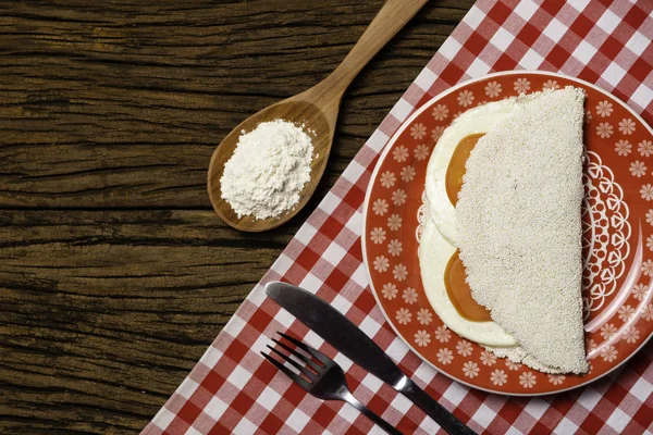 Casabe (bammy, beiju, bob, biju). Tabak eski ahşap arka plan üzerinde caprese salatası (domates, mozzarella) ile manyok (tapyoka) Gözleme. Seçici odaklama.