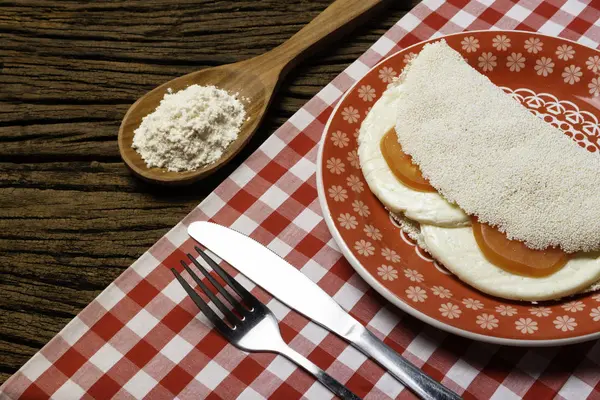 Casabe (bammy, beiju, bob, biju). Tabak eski ahşap arka plan üzerinde caprese salatası (domates, mozzarella) ile manyok (tapyoka) Gözleme. Seçici odaklama.