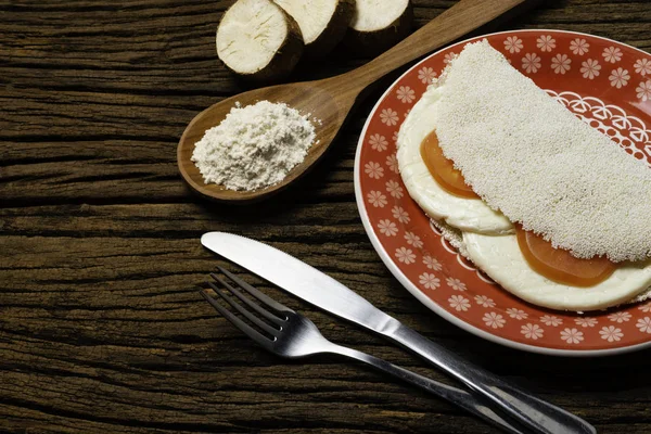 Casabe (bammy, beiju, bob, biju). Tabak eski ahşap arka plan üzerinde caprese salatası (domates, mozzarella) ile manyok (tapyoka) Gözleme. Seçici odaklama.