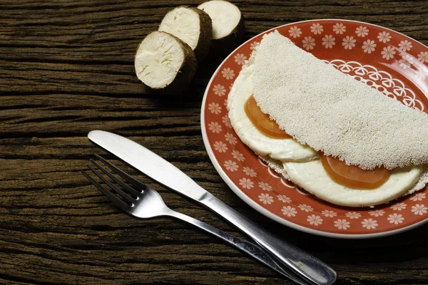 Casabe (bammy, beiju, bob, biju). Tabak eski ahşap arka plan üzerinde caprese salatası (domates, mozzarella) ile manyok (tapyoka) Gözleme. Seçici odaklama.