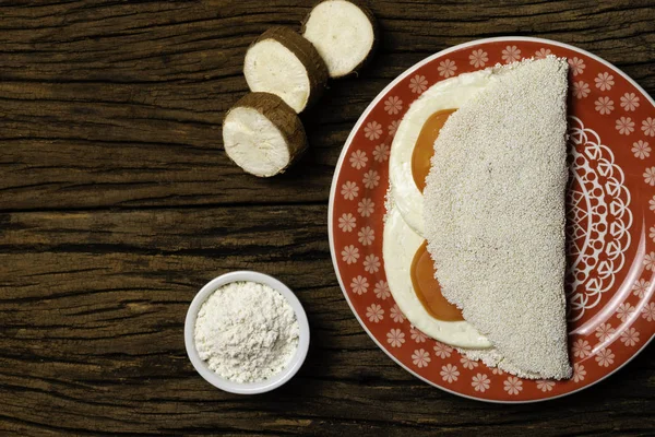 Casabe (bammy, beiju, bob, biju). Tabak eski ahşap arka plan üzerinde caprese salatası (domates, mozzarella) ile manyok (tapyoka) Gözleme. Seçici odaklama.