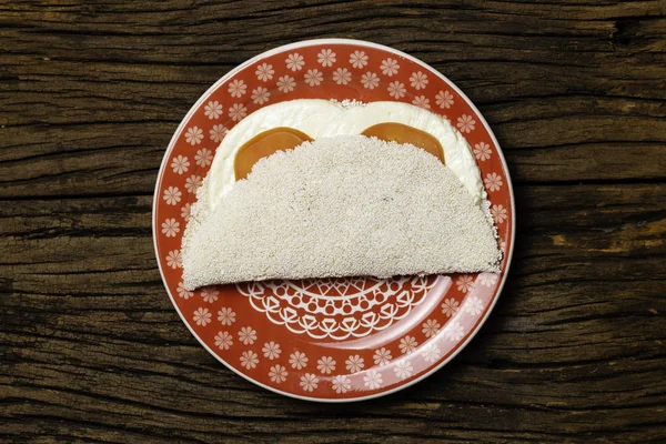 Casabe (bammy, beiju, bob, biju). Tabak eski ahşap arka plan üzerinde caprese salatası (domates, mozzarella) ile manyok (tapyoka) Gözleme. Seçici odaklama.