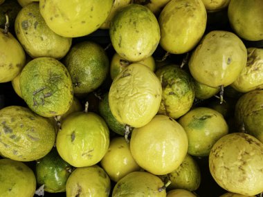 Piyasada taze tutku meyve.