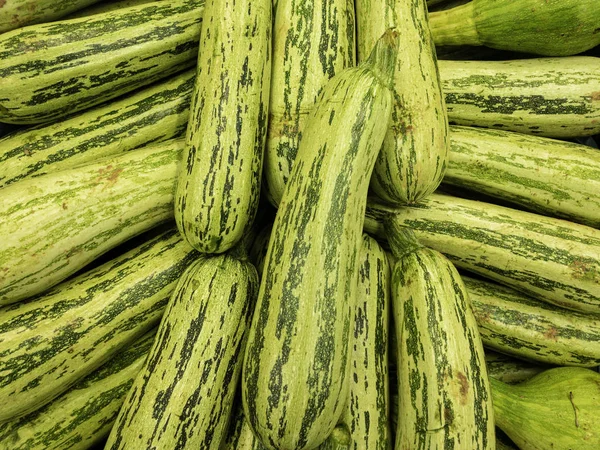 Piyasada taze temiz kabak.