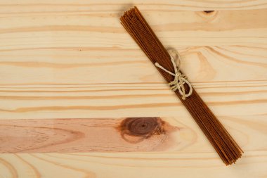 Sarı Pinus arka planda tam spagetti.