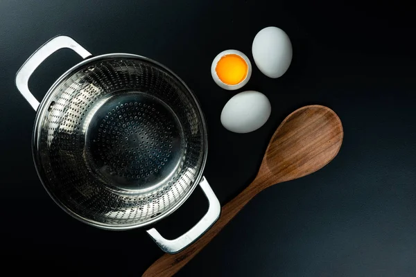 Escurridor Agua Para Pasta Sobre Fondo Negro Mate — Foto de Stock