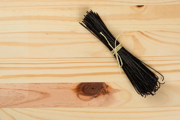 松树背景上的天然黑豆意大利面 准备烹饪 — 图库照片