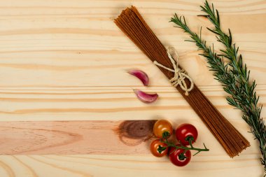 Sarı Pinus arka planda tam spagetti.