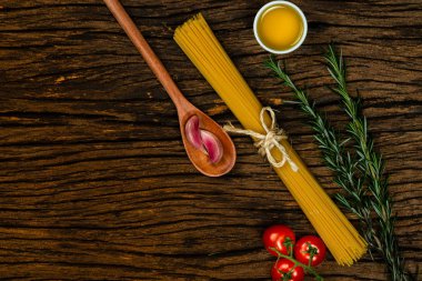 Eski ahşap arka planda yumurta ile makarna spagetti.