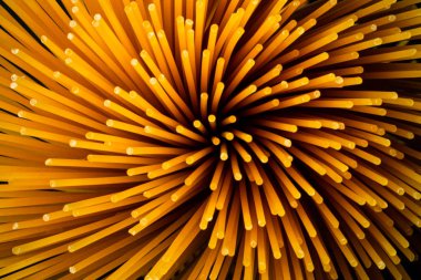 Siyah arka planda yumurta ile makarna ile yapılan spagetti spiral detay.