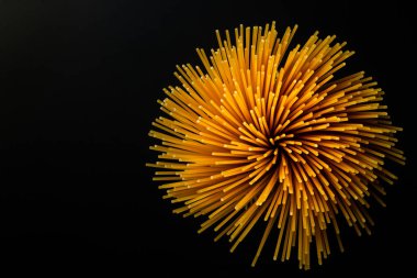 Siyah arka planda yumurta ile makarna ile yapılan spagetti spiral detay.