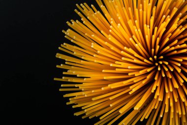 Siyah arka planda yumurta ile makarna ile yapılan spagetti spiral detay.