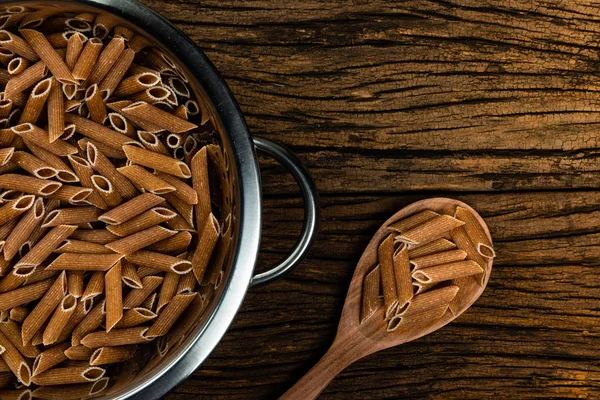 Penne Integral Drenador Agua Sobre Fondo Madera Vieja — Foto de Stock