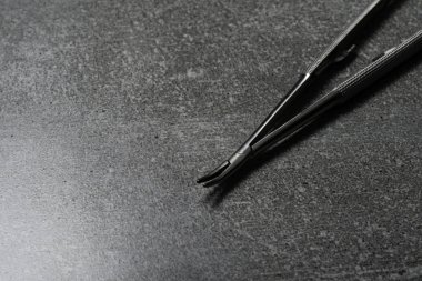 Kavisli beton cerrahi iğne tutucu.