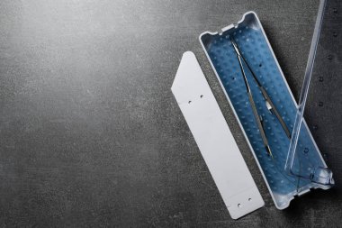 Dikiş ile koruyucu kutuda ameliyat için kavisli iğne tutucu. Naylon cerrahi iplik.