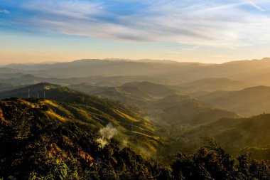 Güzel gün batımı ve dağlar. Mantiqueira Sıradağları. Campos, Jordao'ya. Brezilya.