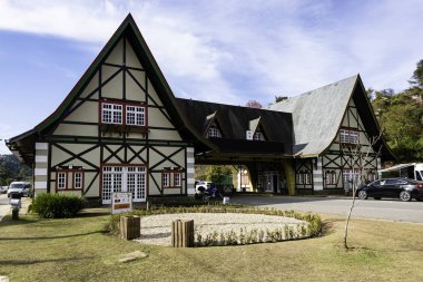 Campos do Jordao, Sao Paulo, 20 Mayıs 2019: İsviçre mimarisi Campos do Jordao'da hoş geldiniz. İkonik giriş tabelası Campos de Jordao, Sao Paulo Soğuk Turistik şehir - Brezilya ziyaret lerini ağırlıyor.