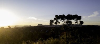 'Pedra do Bau' kompleksi, Mantiqueira Dağları 'ndaki (Serra da Mantiqueira) kaya oluşumlarıdır. 'Campos do Jordao' dan görüntü.