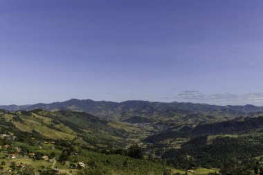 Sao Paulo eyaletinde 'Sao Bento do Sapucai' şehrinin bulunduğu vadinin panoramik manzarası.